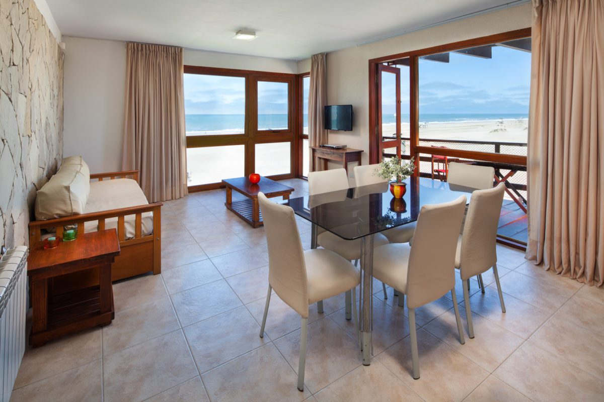 Salón comedor con vistas al mar - apart alta playa