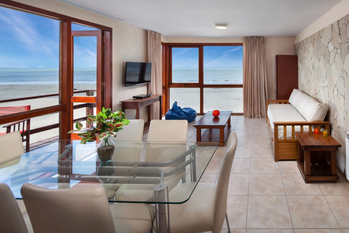 salón de apartamento frente al mar - apart alta playa