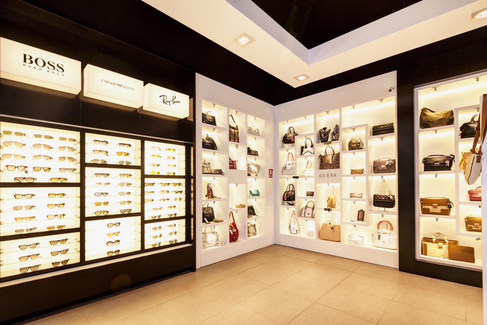 Tienda duty free melilla, fotógrafo Andreas Grunau para xploras