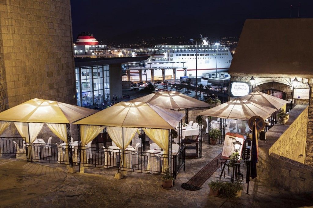 Fotografías de restaurante la Muralla, terraza nocturna - Fotógrafo Andreas Grunau.