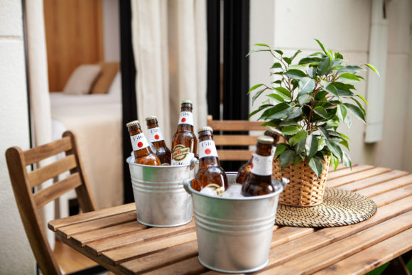 botellas de cerveza con hielo