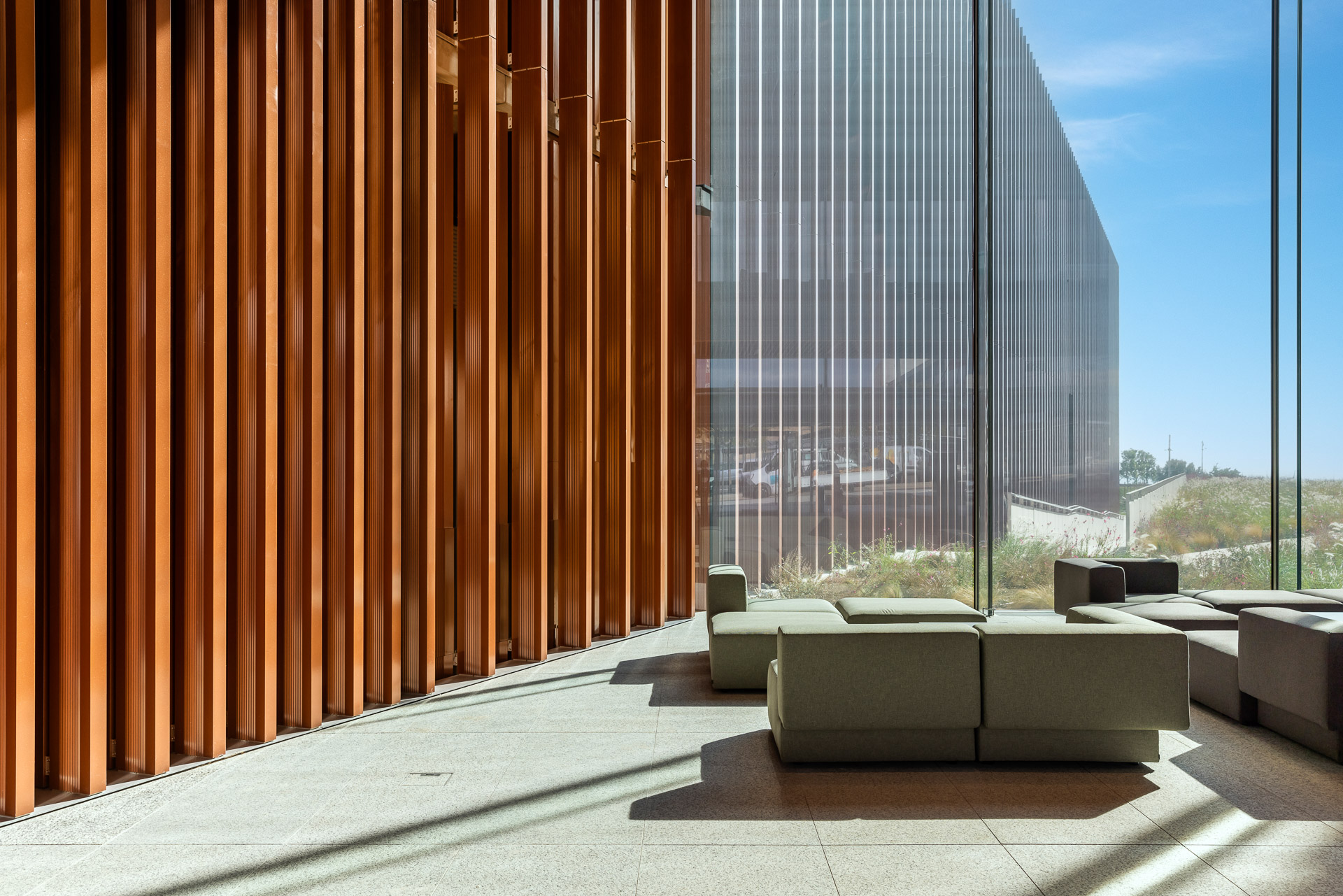 Fotografía de interiores de la sede central de Banco Cajamar en Almería.