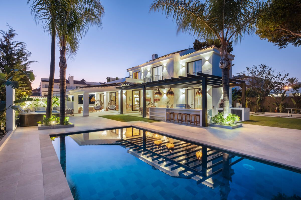 Fotografía exterior de una villa de lujo en Marbella.