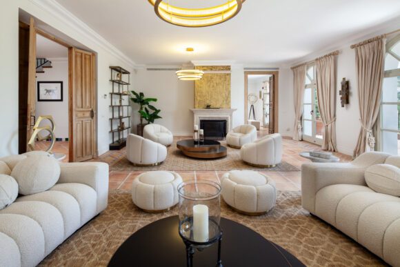 Fotografía de interiores de un salón moderno en Marbella.