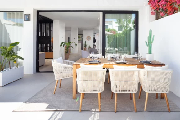 Luz natural iluminando un interior y exterior minimalista con grandes ventanales en una propiedad exclusiva de Marbella