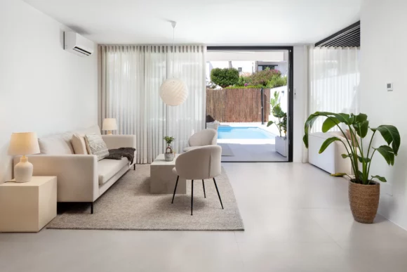 Diseño interior moderno de salón diáfano en una villa de lujo en la Milla de Oro, Marbella