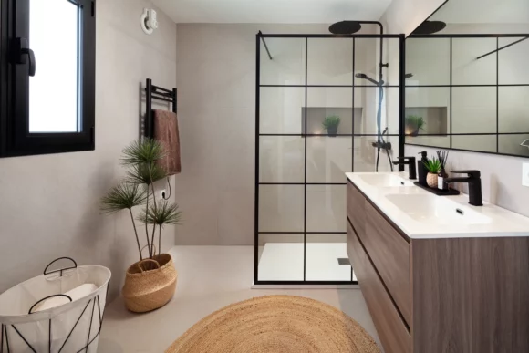 Interior de baño minimalista e iluminación relajante en propiedad de la Costa del Sol