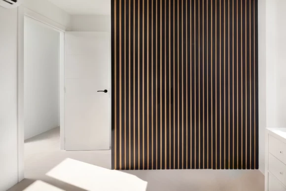 Detalle de decoración exclusiva y texturas de alta calidad en el interior de una villa moderna en Málaga