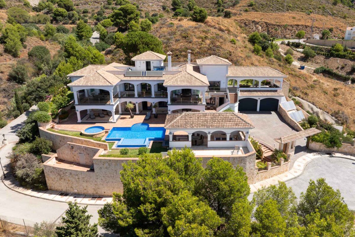 Fotografía aérea con dron profesional de villa de lujo en la costa de España