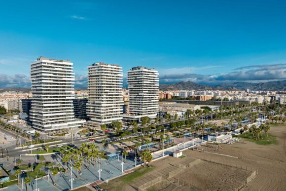 Fotografía con dron a edificios Málaga Towers, skyline urbano y edificios residenciales