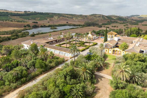 Fotografía con dron de resort turístico rural con varias piscinas y zonas ajardinadas