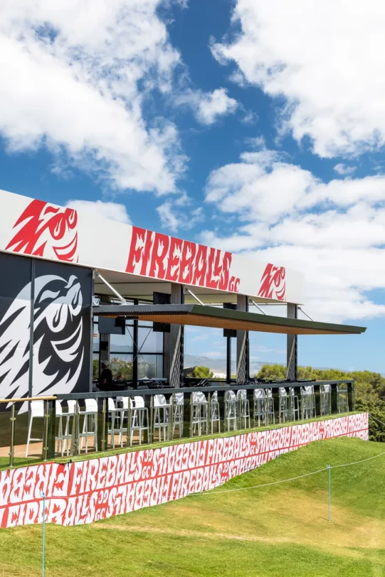 Montaje de estructuras de arquitectura efímera y zonas VIP Fireball por Alaves Innovation para el torneo LIV Golf en Sotogrande