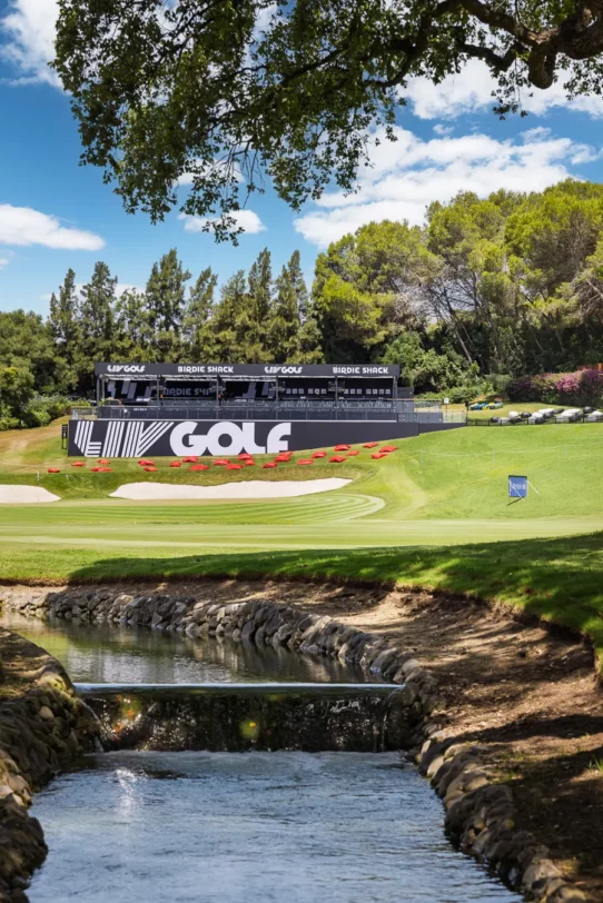 Montaje de estructuras de arquitectura efímera y zonas VIP por Alaves Innovation para el torneo LIV Golf en Sotogrande.