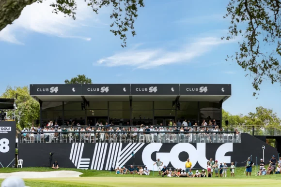 Montaje de estructuras de arquitectura efímera y zonas VIP de Club 54 por Alaves Innovation para el torneo LIV Golf en Sotogrande.