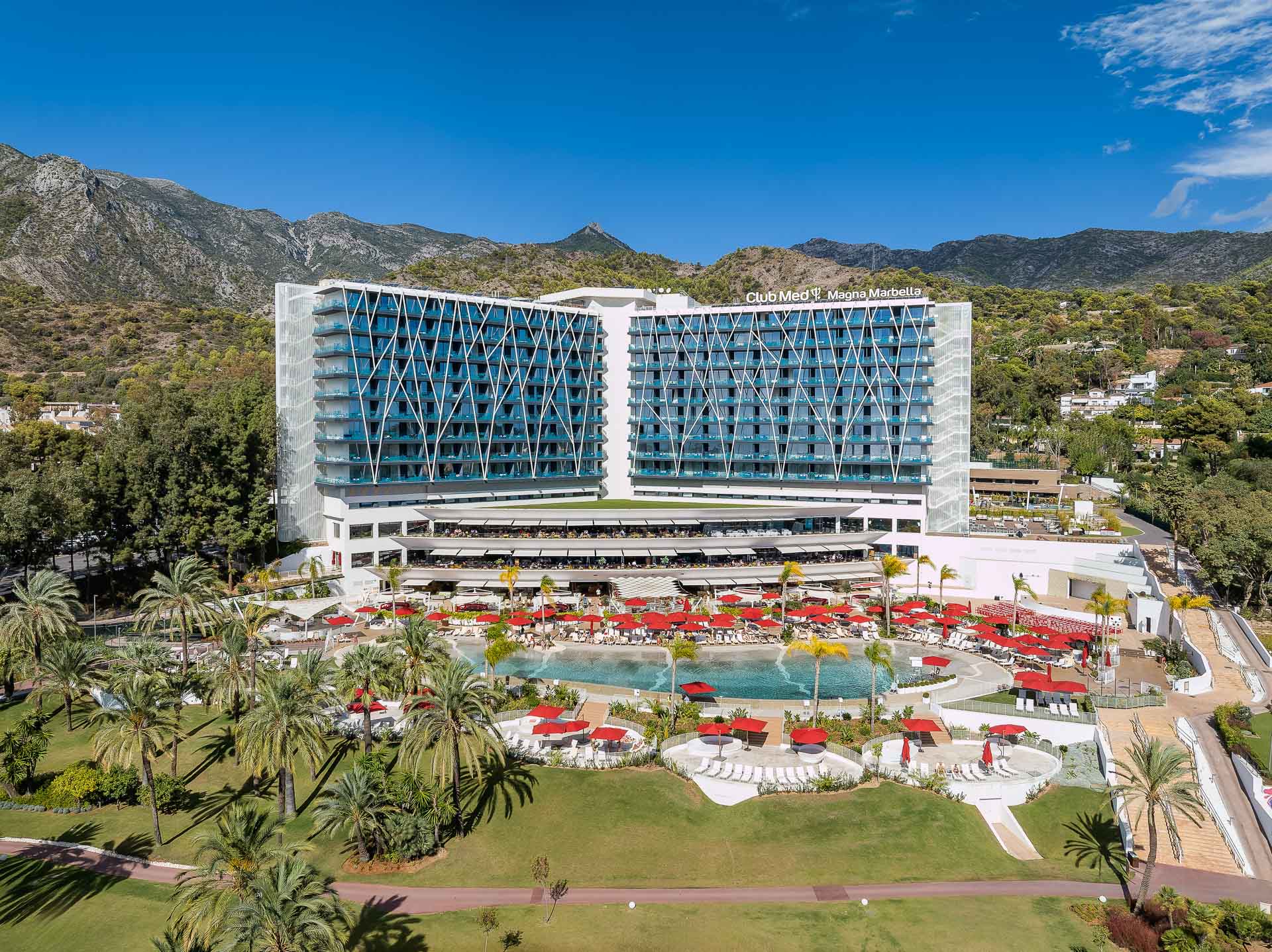 Foto aérea con dron de hotel Club Med - Magna Marbella, con piscina y jardines en Marbella