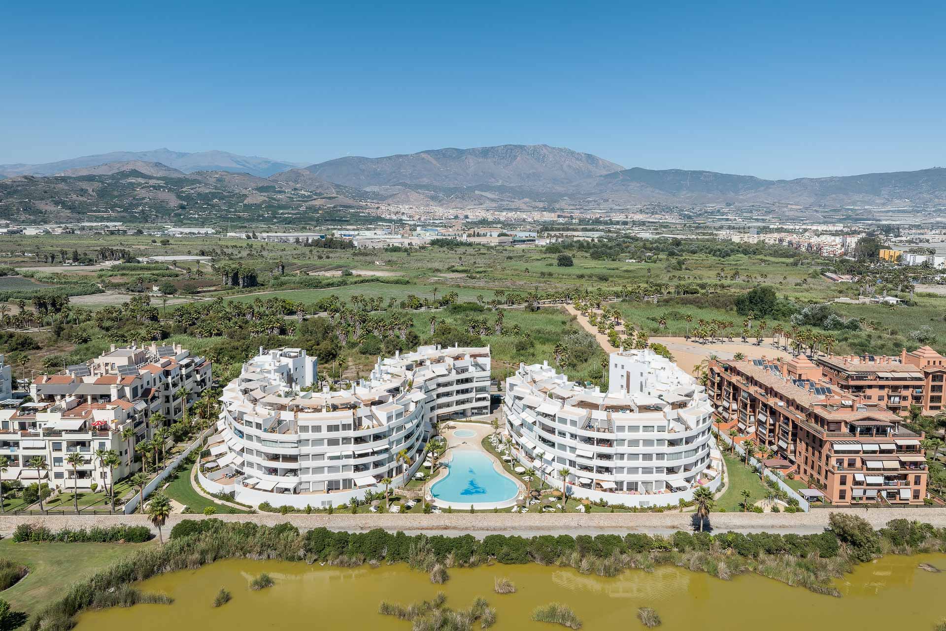 Fotografía con dron de promoción inmobiliaria de obra nueva en España