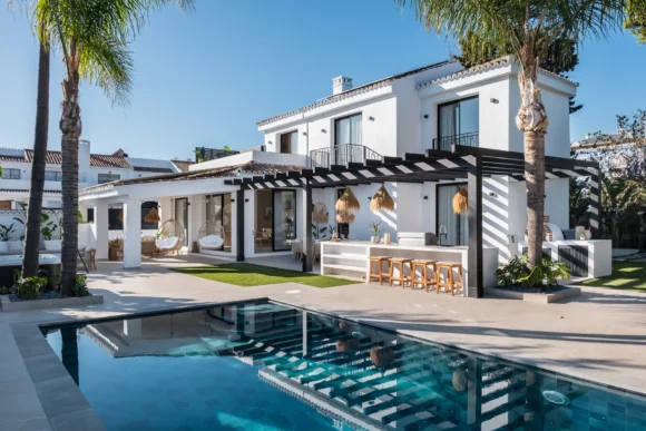 Líneas arquitectónicas modernas en el exterior de una villa contemporánea en Marbella