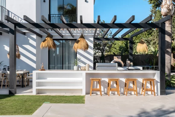 Zona de barbacoa confortable y elegante en una residencia de lujo en la Milla de Oro de Marbella