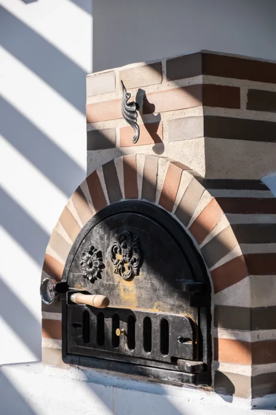 Detalle de decoración exclusiva y texturas de un horno exterior de una villa moderna en Málaga
