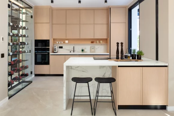 Diseño interior moderno de una cocina abierta en una villa de lujo en la Milla de Oro, Marbella