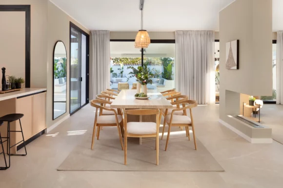 Diseño interior moderno de salón en una villa de lujo en la Milla de Oro, Marbella