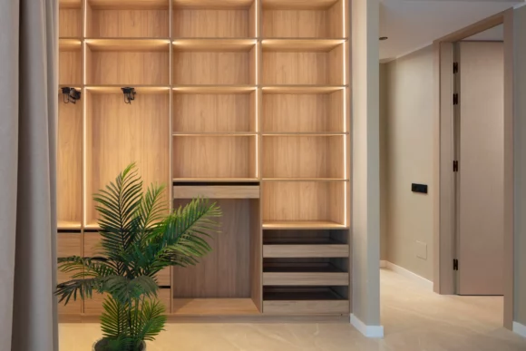 Detalle de vestidor y armario de madera abierto de villa