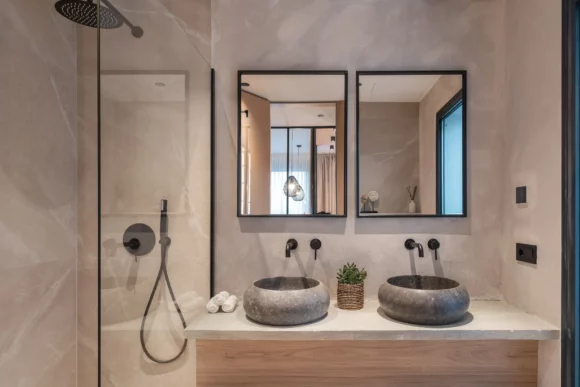 Diseño de baño moderno con revestimientos y grifería de alta gama en una villa de Marbella