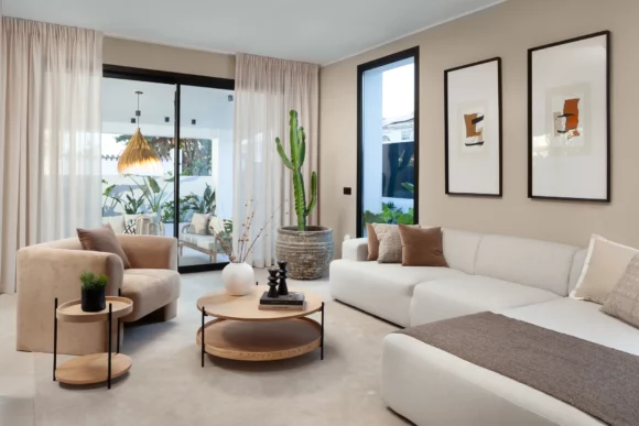 Diseño interior moderno de living en una villa de lujo en la Milla de Oro, Marbella