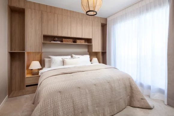 Diseño interior moderno de Dormitorio principal en suite en una villa de lujo en la Milla de Oro, Marbella