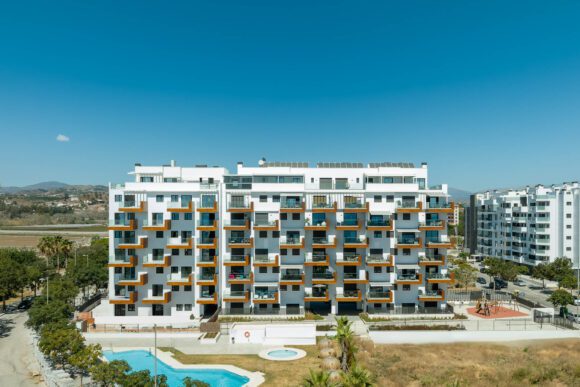 Vista aérea con dron de edificio residencial de nueva promoción y sus accesos