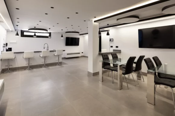 Salón de usos múltiples de villa para nómadas digitales